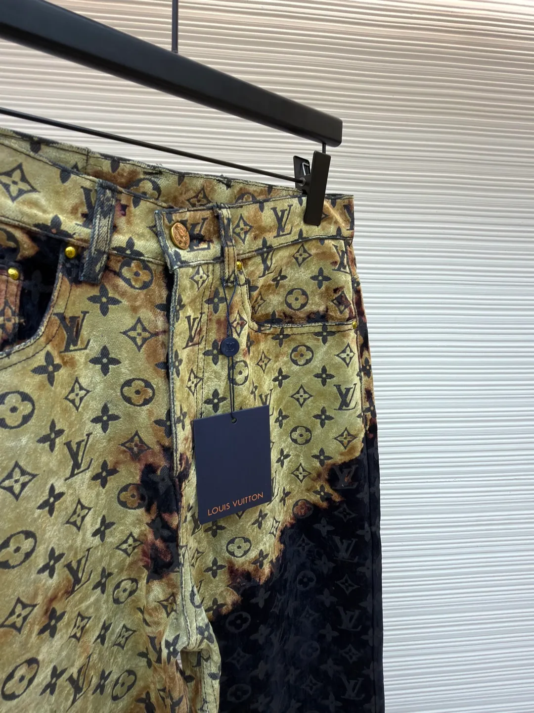 LOUIS VUITTON bonfire flocked denim trousers ●Original version: purchased and developed by 12889 ●Item number: 1681659-C55 ●Fabric: jacquard flocked denim fabric ●Technology: Shaohua production ●Version: fitted version ●Weight: about 850 grams ●Size: 30-32-34-36 ●Description: Jacquard flocked denim fabric using twill weave. The texture is thick and the twill texture and clear lines have been properly processed. The fabric is custom-dyed and spun yarn is flocked, with the classic presbyopia pattern throughout. The entire piece of garment is cut using infrared laser positioning. The body is cut by hand to match the pattern. The pieces are cut and positioned to match the pattern. The entire width of the garment is fixed with single-needle embroidery in thick lines. From the waistband, trouser pockets, and pockets, all are made to high-end sewing standards, and multiple processes are exclusively developed and customized, resulting in huge fabric losses. Each piece is made by a master with rich washing experience. He uses gauze to dip acrylic paint and apply it evenly on the flocking surface by hand according to the original positioning method. The dyeing time is controlled, and the scrap rate of defective products is extremely high. Each large piece presents a unique fire cloud effect. The overall wiring is straight and delicate, the fabric is comfortable and soft, and the color is consistent without color difference. It can be matched with the same style to create a fashionable look and control various occasions. Customized accessories, complete with three standards, same style for men and women!